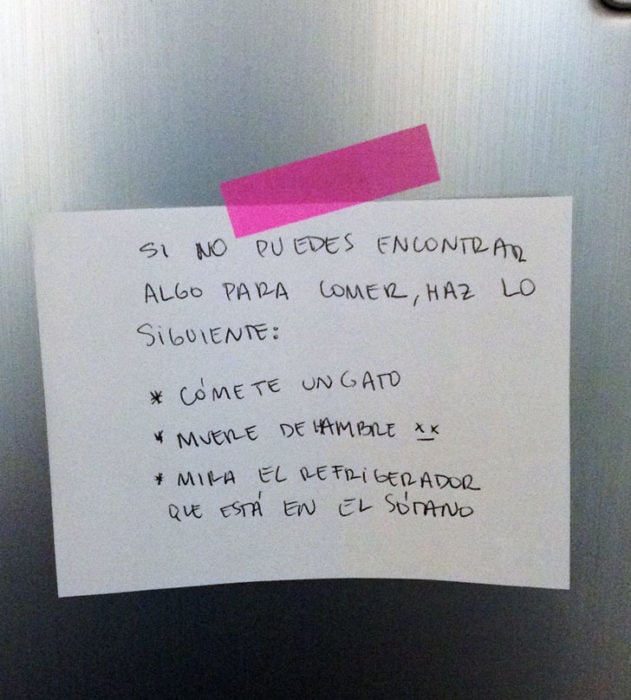 RECADO DE LOS PAPAS CON CINTA ADHESIVA ROSA PEGADO EN EL REFRIGERADOR