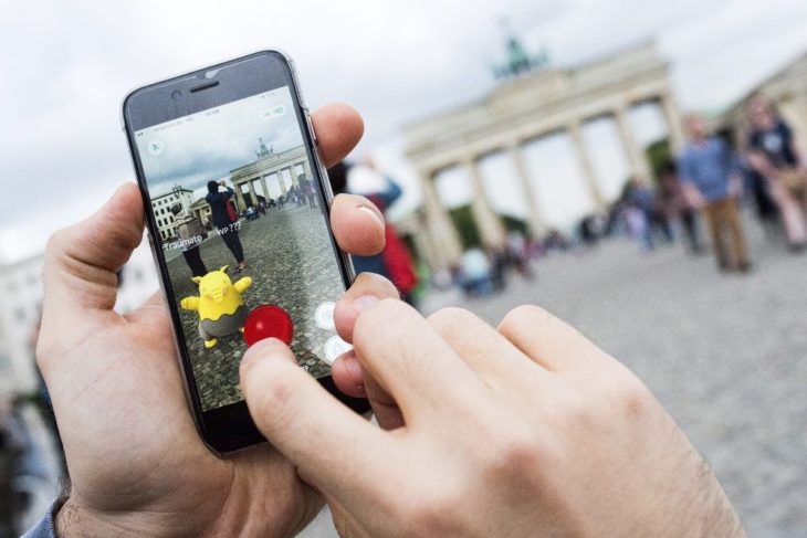 HOMBRE JUGANDO POKEMON GO EN LA PUERTA DE ALCALÁ