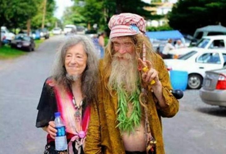 Dos viejitos hippies, el hombre tiene barba... la mujer también