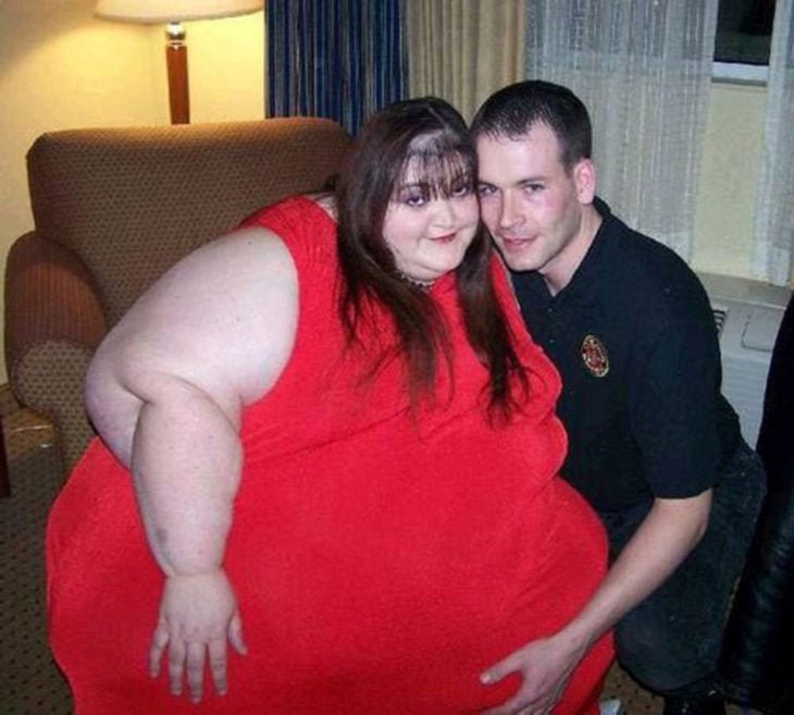 Mujer con obesidad junto a hombre delgado