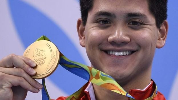 Joseph Schooling sosteniendo la medalla de oro de Rio 2016