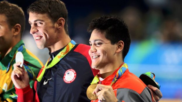 Phelps y Schooling juntos en el podio de Rio con sus respectivas medallas