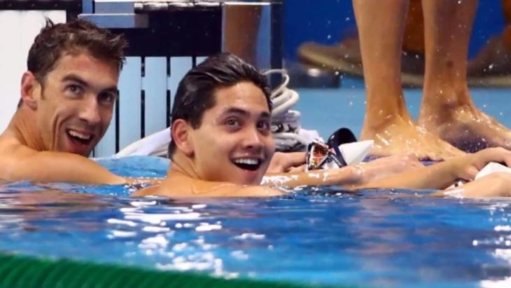 En la alberca Michael Phelps y Joseph Schooling sonriendo