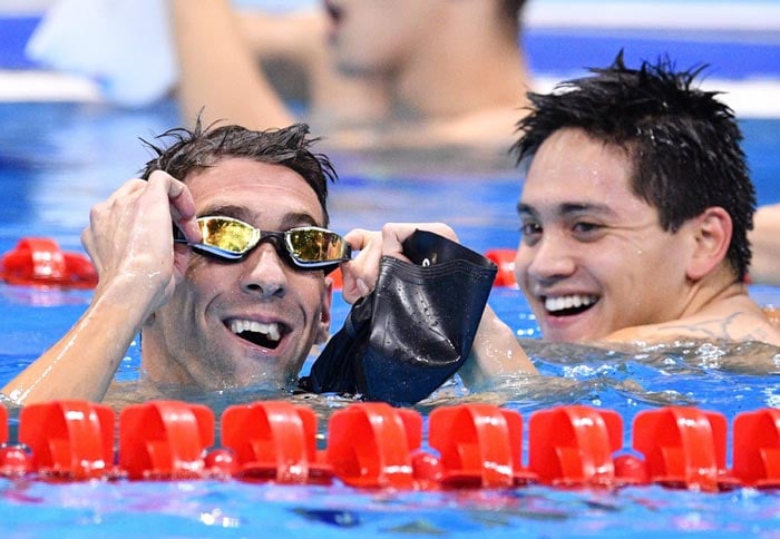 En la alberca Schooling viendo a Phelps y Phelps viendo el marcador