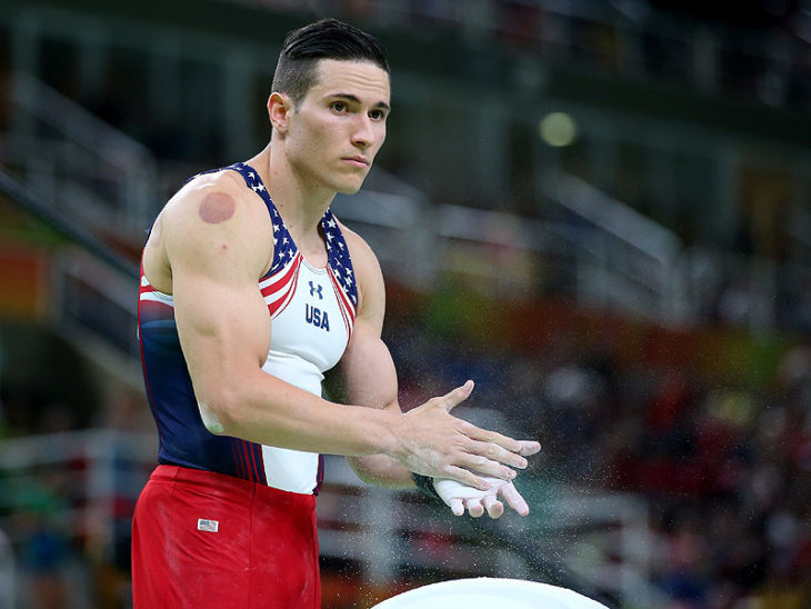 Gimnasta con un moreton circular en el hombro derecho