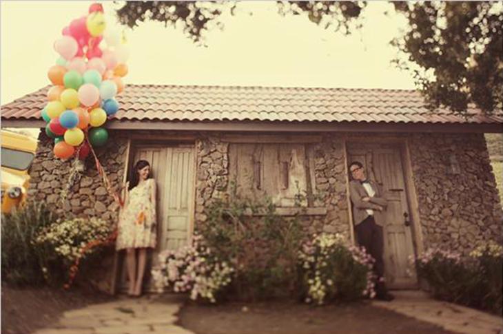 fotografía de novios, la mujer sostiene globos