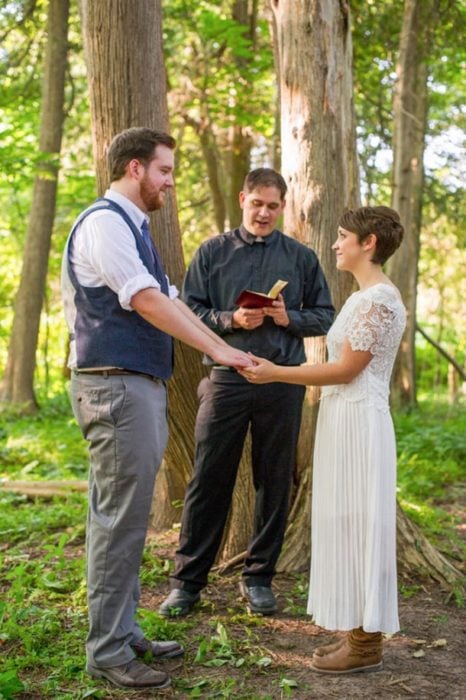 novios en un bosque