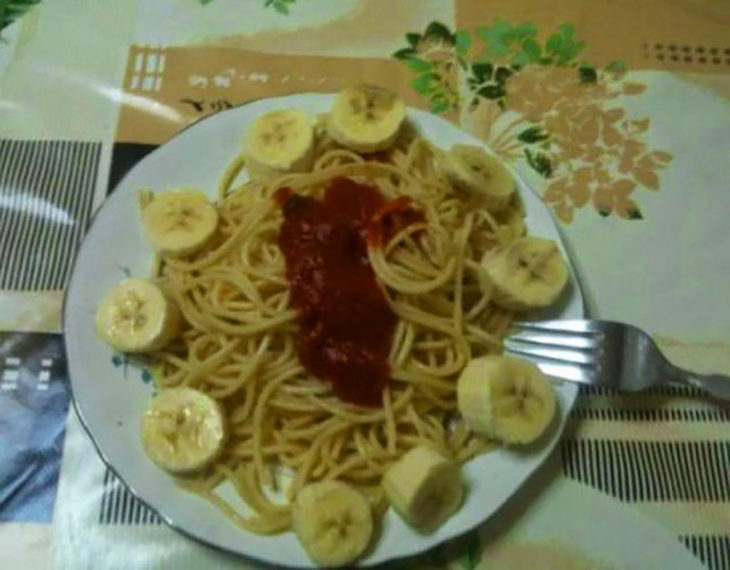 spaghetti plátano y ketchup 