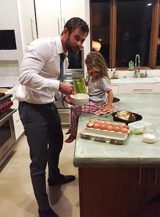 chirs y su hija en la cocina 