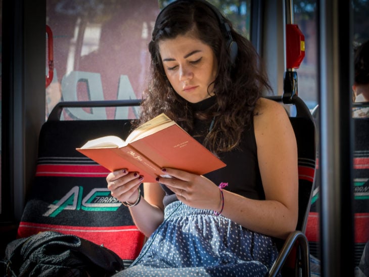 chica leyendo un libro