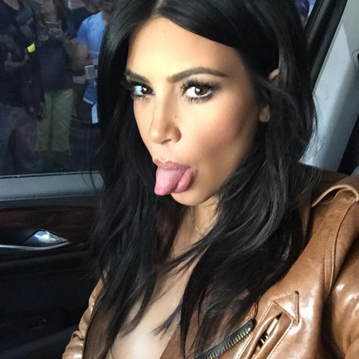 Kim kardashian saca la lengua