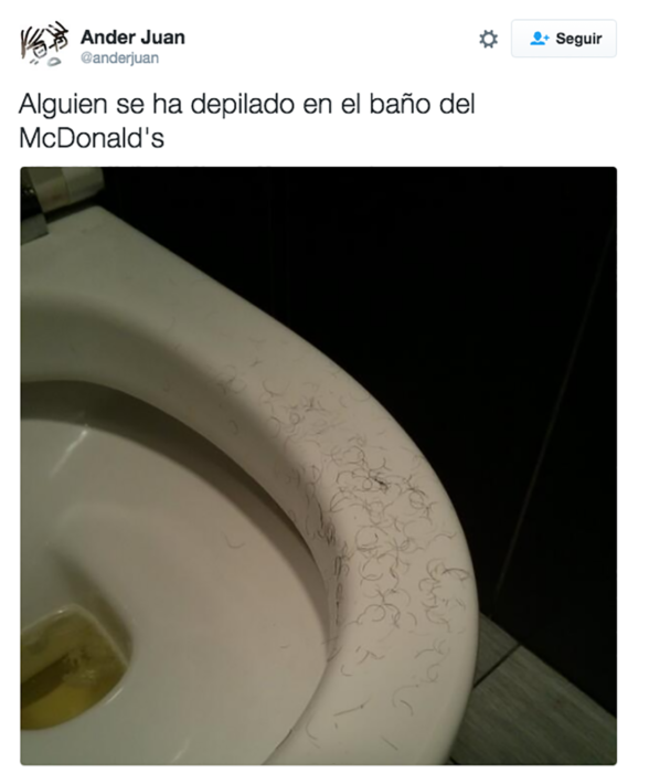 taza de baño con pelos