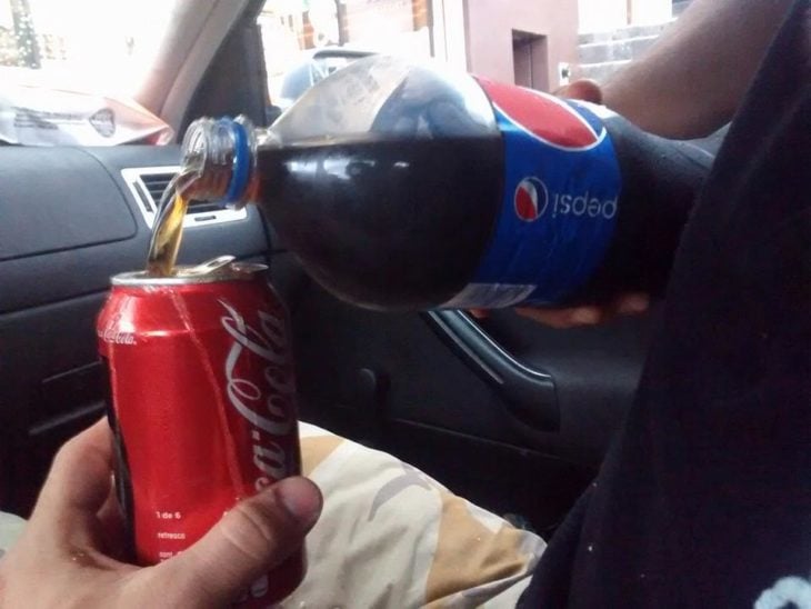 lata de coca cola llenada con pepsi