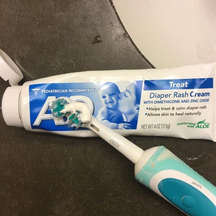 pomada para bebé en cepillo de dientes