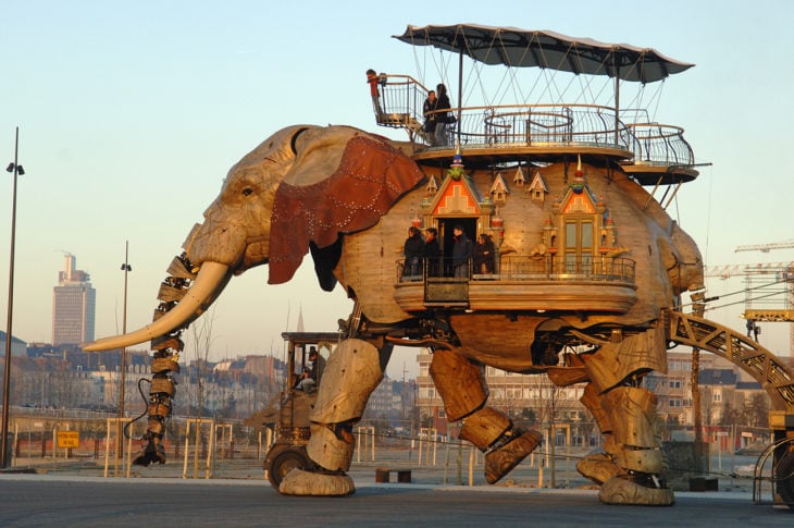 edificio robot elefante