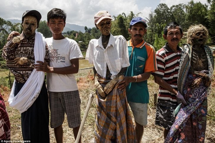 tribu indonesia con personas muertas 