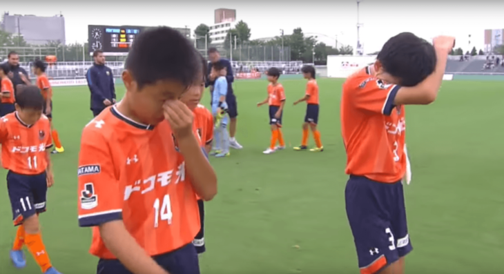 niños de futbol llorando