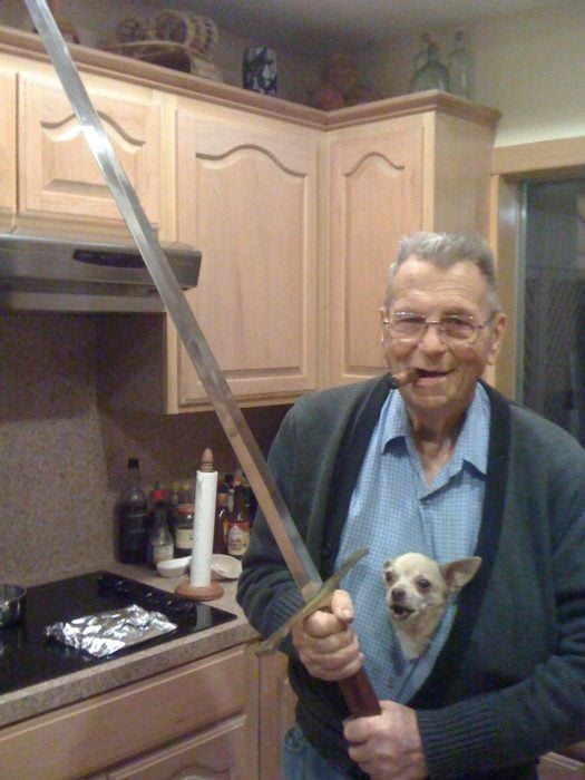 abuelo con espada