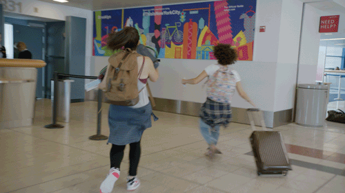 dos mujeres corriendo con mochilas