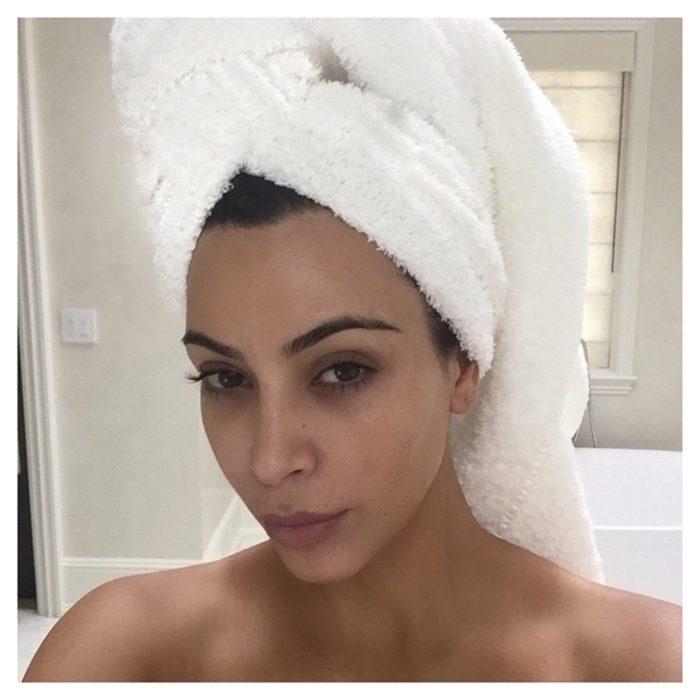 kim kardashian con toalla de baño en la cabeza