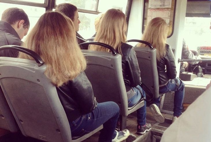 tres chcicas con el mismo color de pelo en autobús