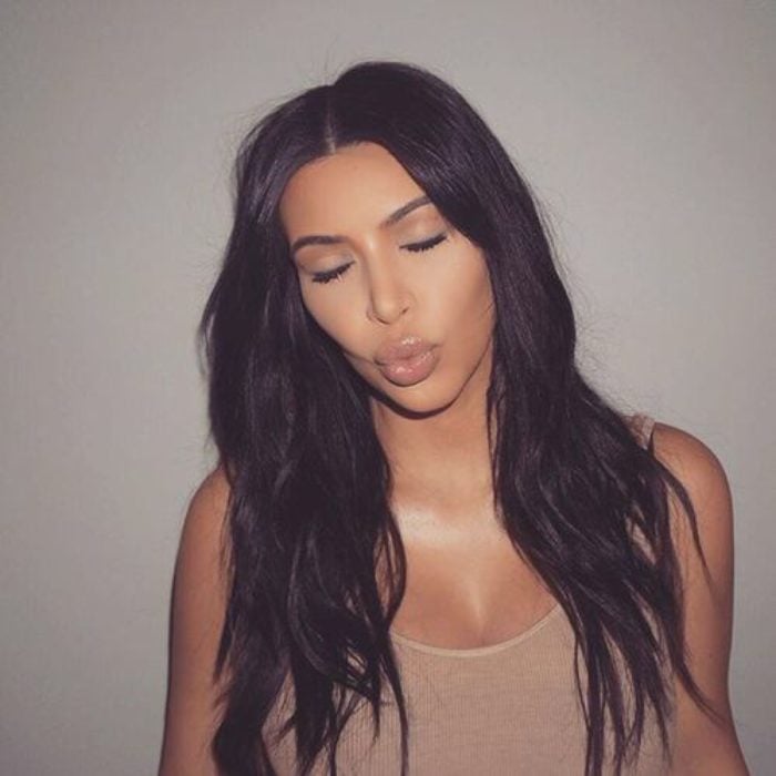 Kim kardashian tirando beso