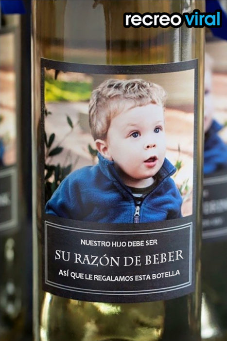 botella de vino con la foto de un niño