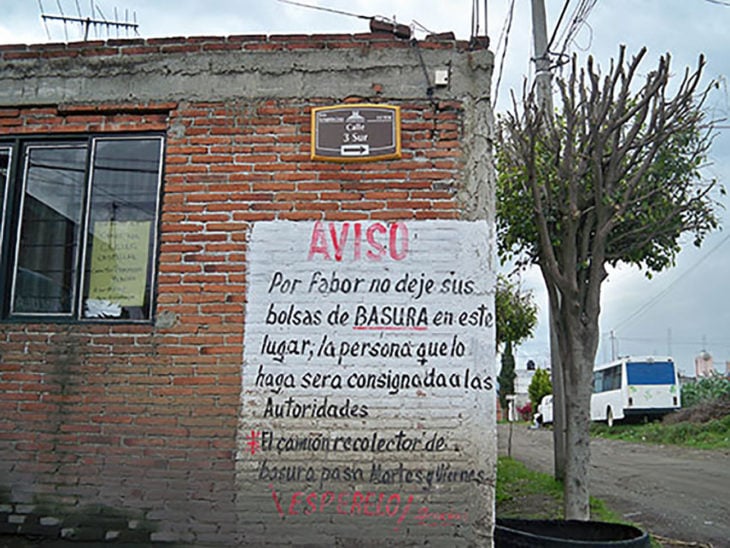 pared con cartel con errores ortográficos