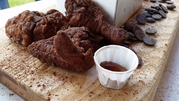 alitas fritas cubiertas con chocolate 