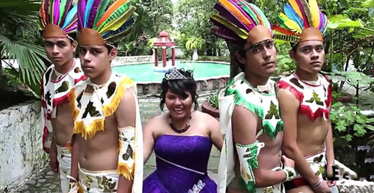 chambelanes vestidos de aztecas y quinceañera