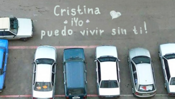 mensaje de amor en un estacionamiento