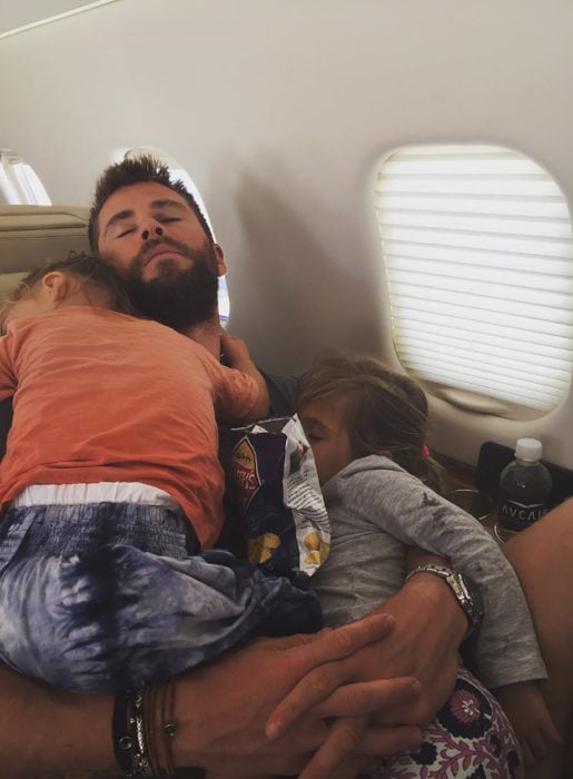 chris y sus bebés dormidos en un avión