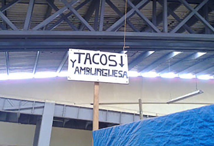 cartel de tacos y hamburguesas mal escrito