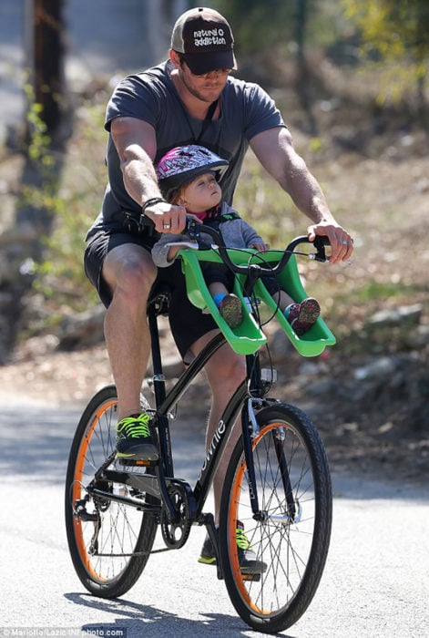 chris con su hijo en bicicleta