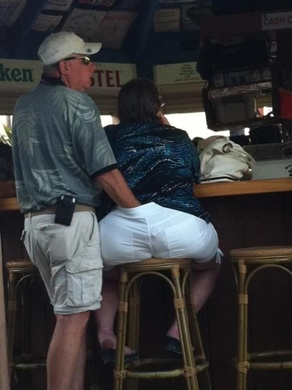 hombre tocando el trasero de su mujer 