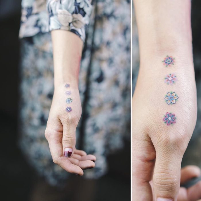 tatuaje de florecillas en las manos