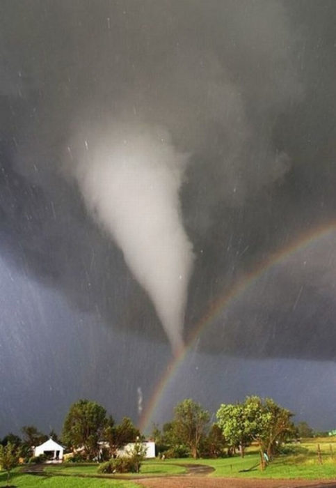 coalición entre tornado y arcoíris