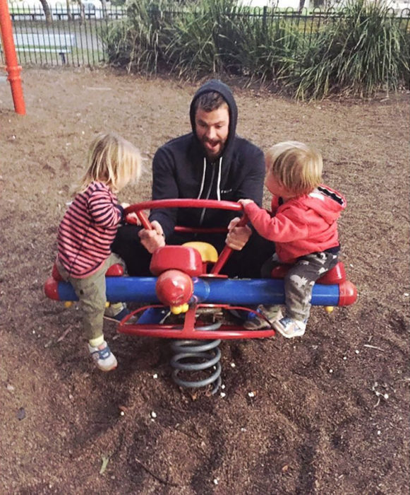 chris y sus hijos en el parque