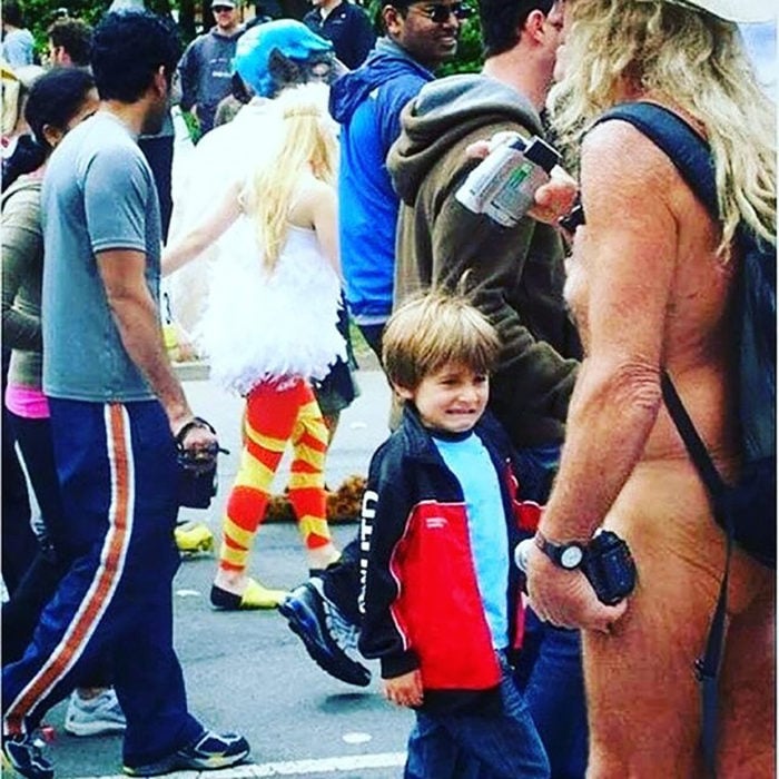 señora desnuda frente a un niño
