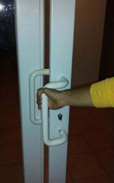 puerta mal instalada