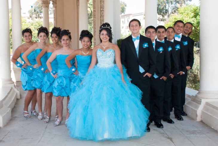 foto de quinceañera, damas y chambelanes