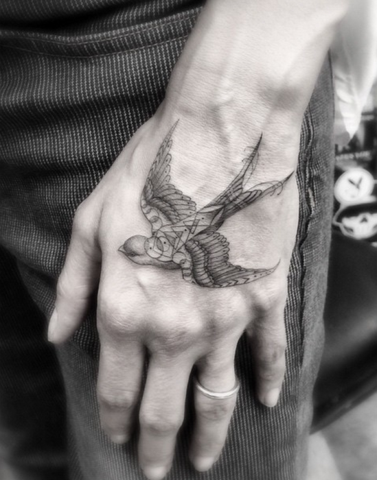 tatuaje de colibrí en la mano