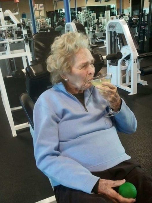 anciana tomando una margarita en el gimnasio