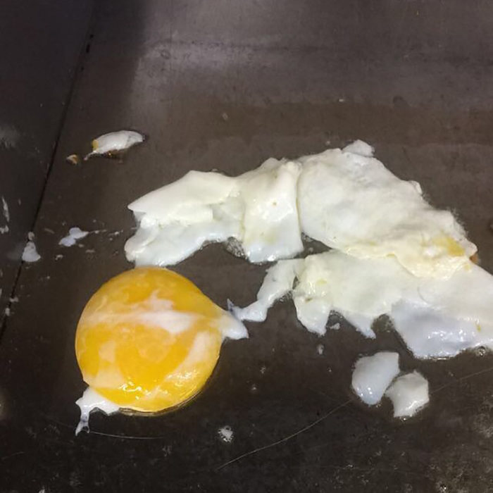 huevo estrellado que salió mal