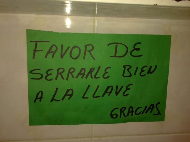 cartel favor de cerrar la llave 