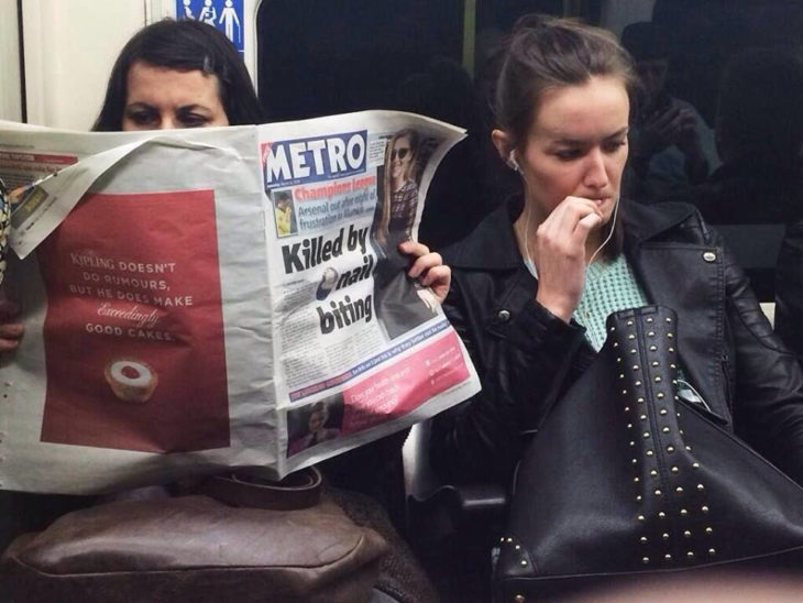 mujer leyendo periódico en el transporte público y mujer mordiéndose las uñas