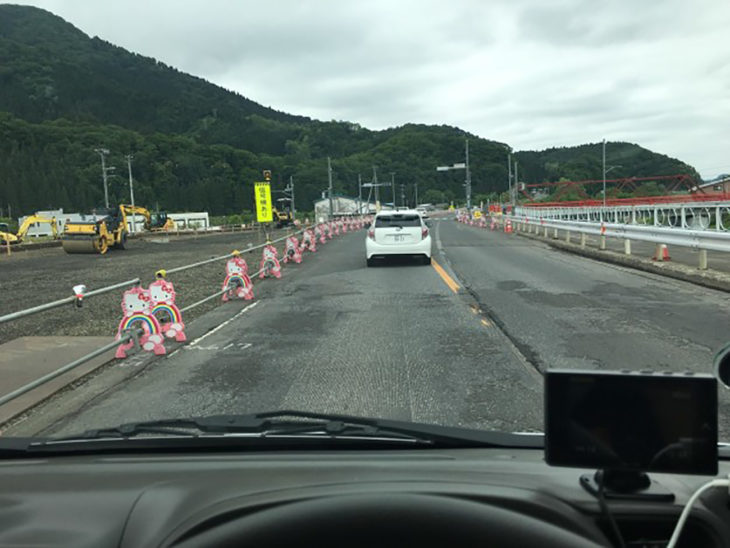 barrera carretera de hello kitty