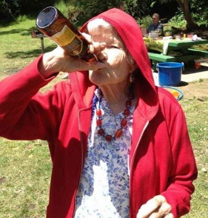 anciana tomando cerveza 