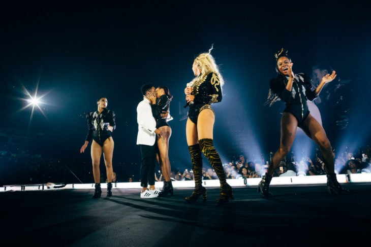 pareja besándose en concierto de beyonce