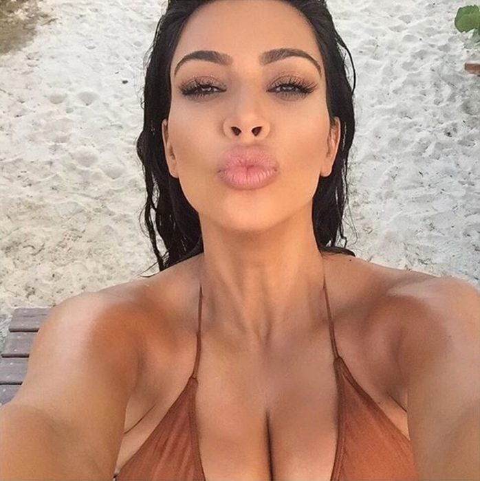 kim kardashian tirando besos